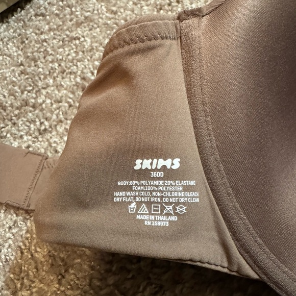 SKIMS Fits Everybody T-Shirt Bra - Picture 3 of 4